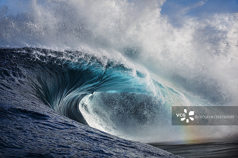 强劲的海浪撞击，隐约可见彩虹图片素材