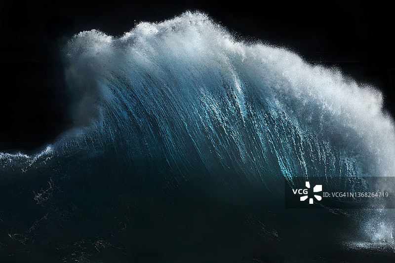 巨浪冲向天空图片素材