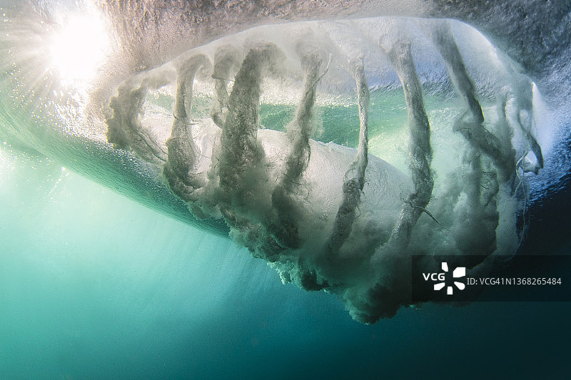 水下视角：阳光下海浪拍击水面图片素材