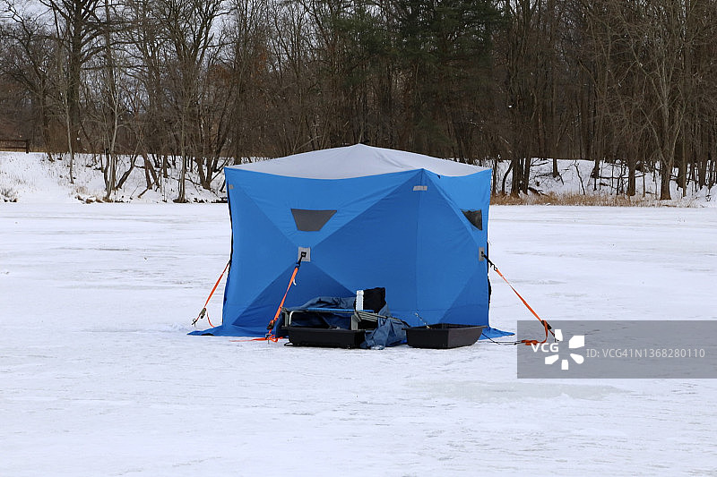 冰面上临时的冰钓帐篷图片素材
