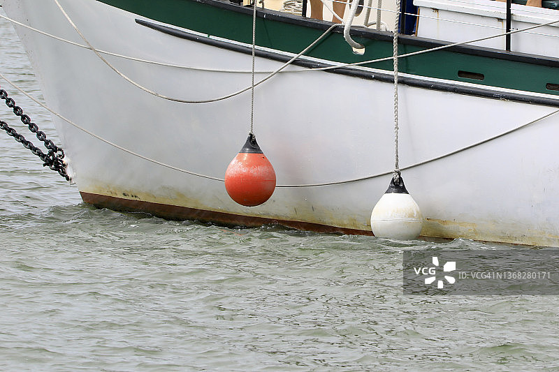 船舷边悬挂着软球形缓冲器的船只图片素材