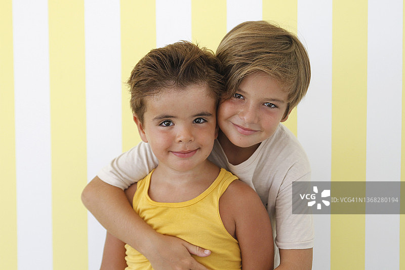 简单的室内兄弟姐妹肖像图片素材