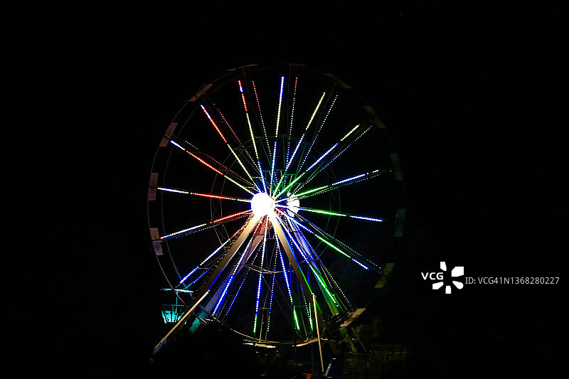 夜间光照摩天轮游乐设施图片素材
