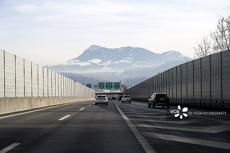 卢塞恩附近高速公路上的交通图片素材