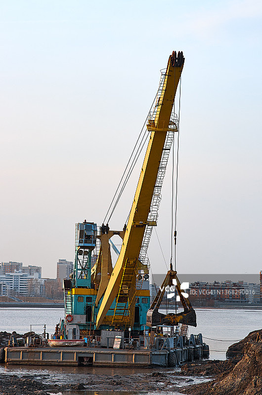 正在工作的挖泥船装载泥土图片素材
