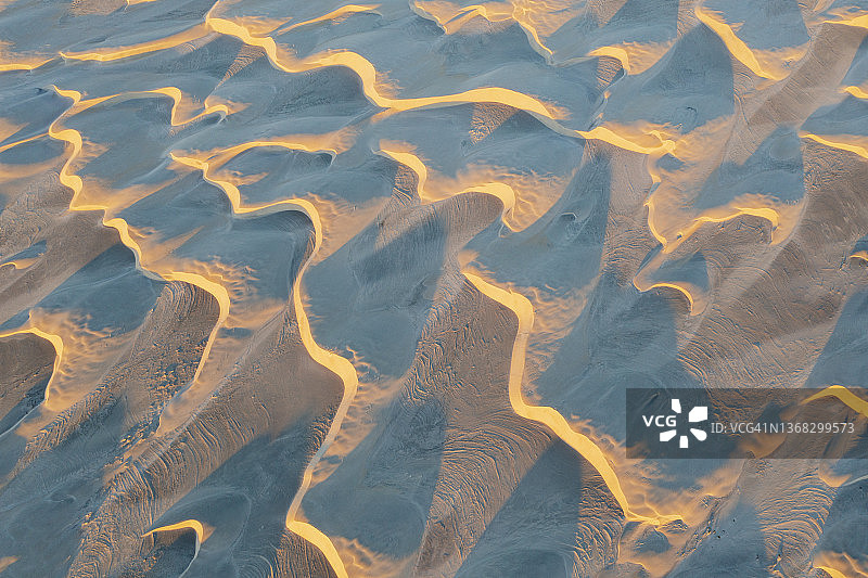 日出时分的抛物线形沙丘鸟瞰图图片素材