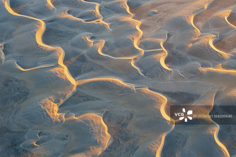 日出时分的抛物线形沙丘鸟瞰图图片素材