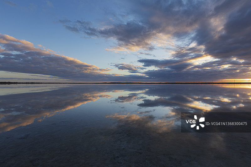 工业盐田的日落图片素材