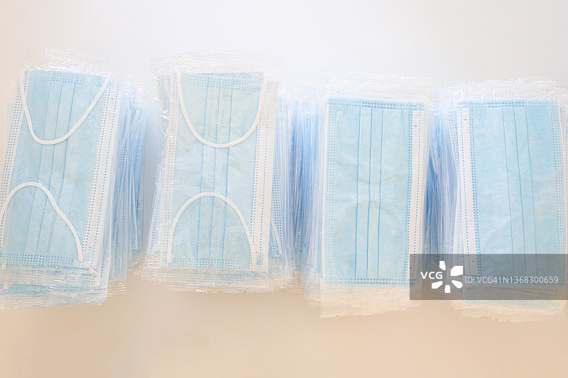 独立包装的蓝色外科防护口罩堆叠的俯视图图片素材