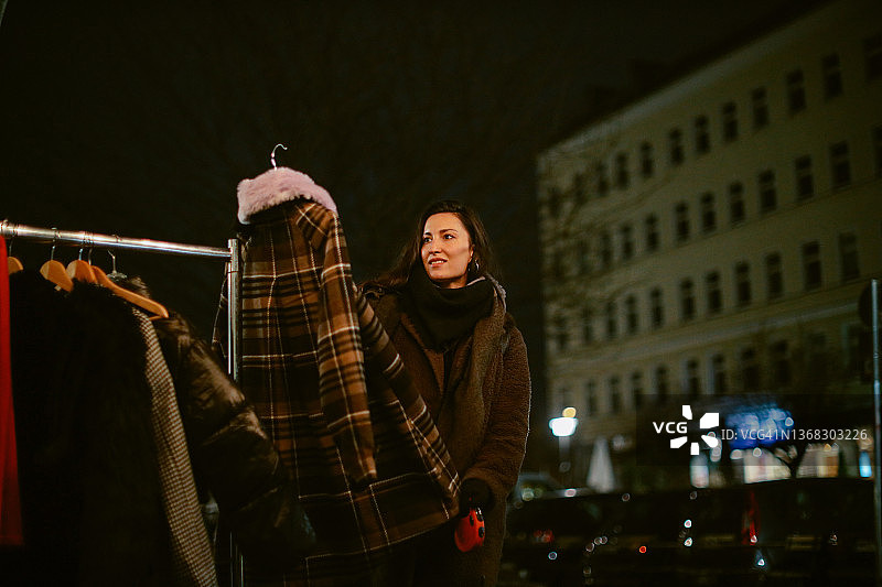 在柏林二手市场浏览的女人图片素材