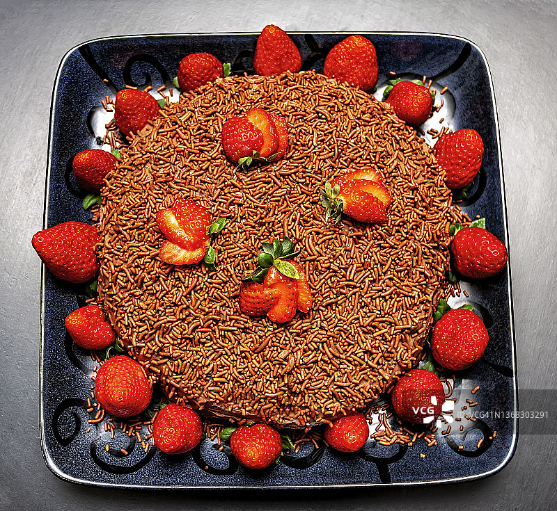 俯瞰：草莓巧克力蛋糕图片素材