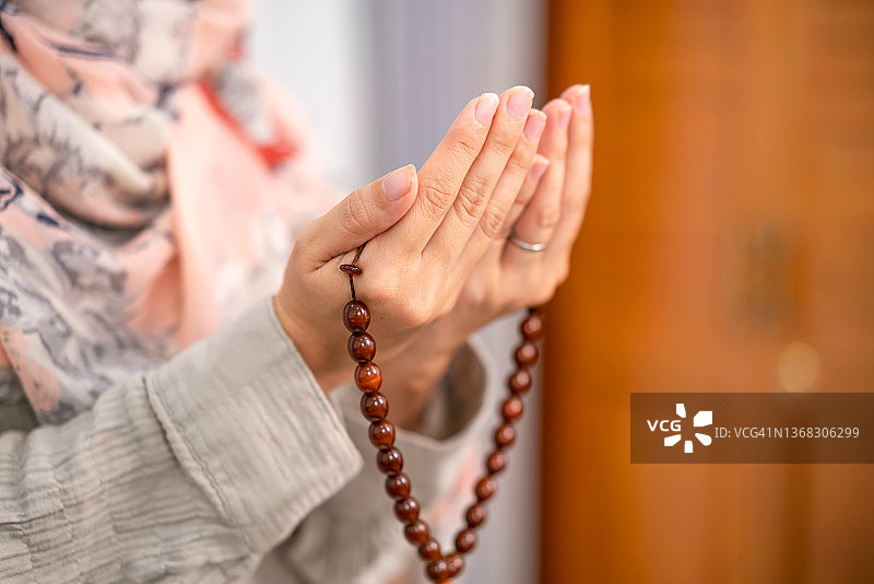 穆斯林妇女在家祈祷图片素材