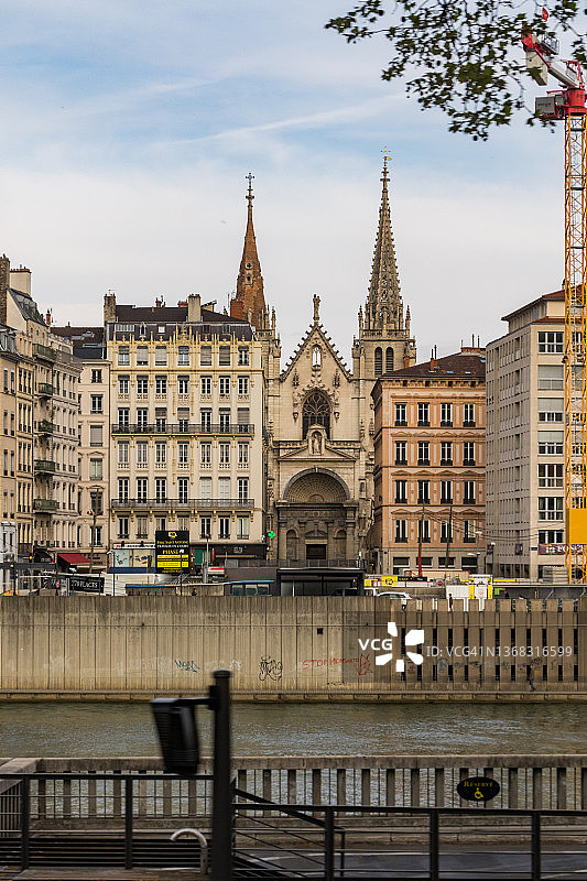 从索恩河畔眺望圣尼济耶教堂 - 法国里昂图片素材