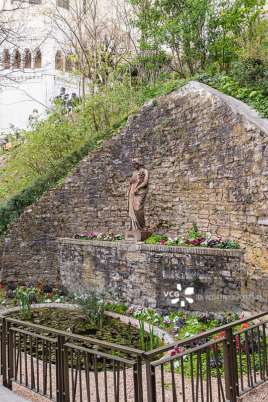 法国里昂富维耶圣母院的圣约瑟夫雕塑图片素材