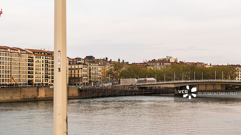 法国里昂索恩河沿岸美丽的建筑和桥梁图片素材