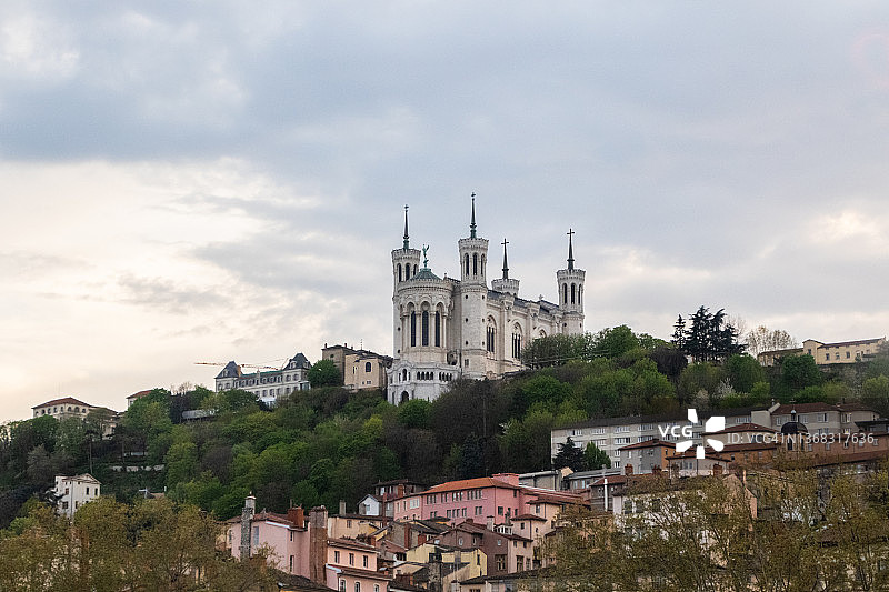 从远处看到的富维耶尔圣母院-法国里昂图片素材