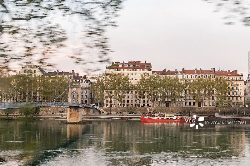 法国里昂索恩河沿岸美丽的建筑图片素材
