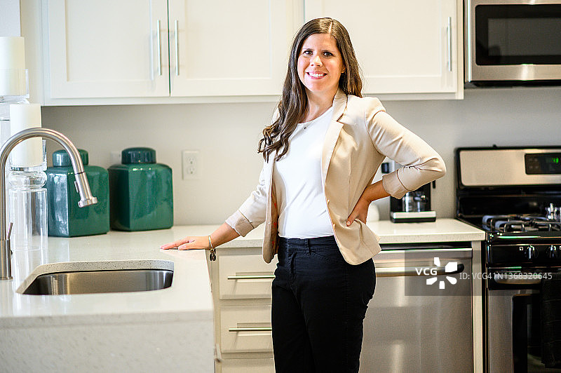 在厨房里的房产中介图片素材