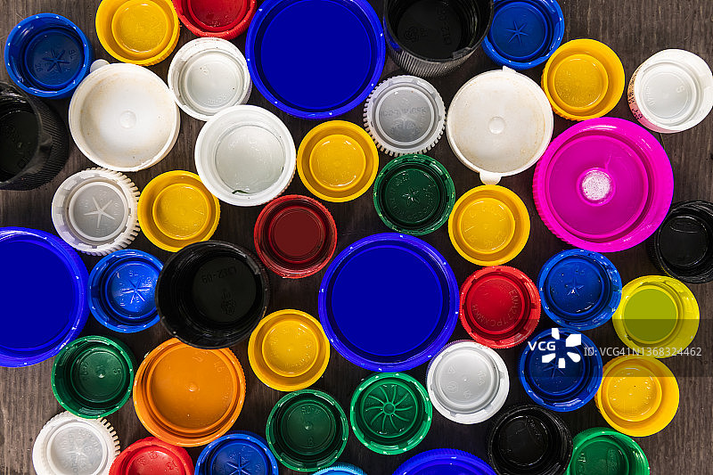 塑料瓶的彩色瓶盖，可回收塑料图片素材