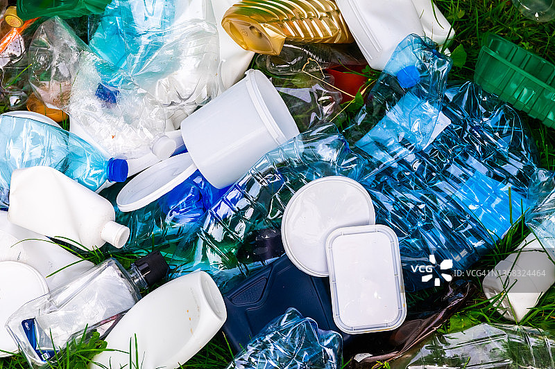草地上各种塑料垃圾。可回收塑料。图片素材