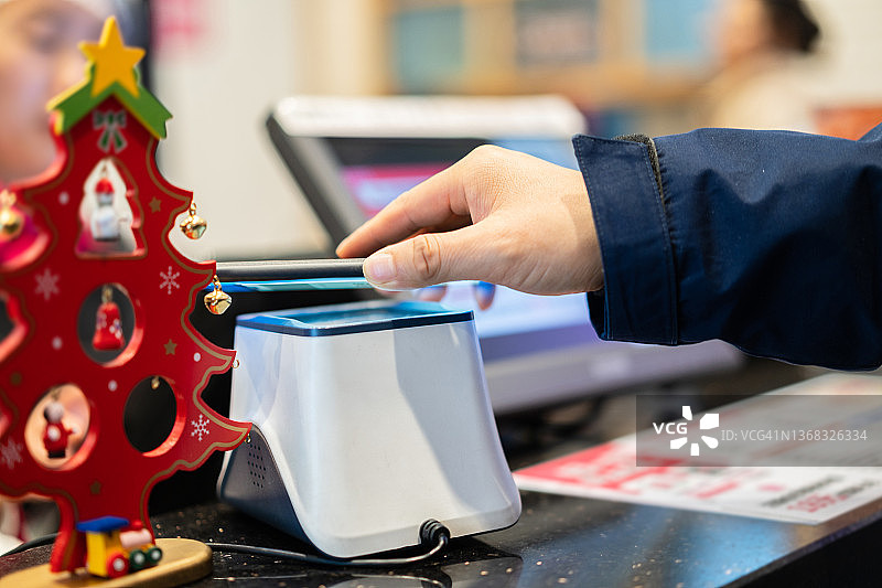 在现代超市用手机支付图片素材