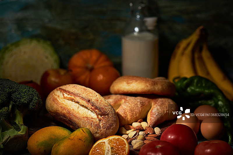 厨房桌上的面包、蔬菜和水果图片素材