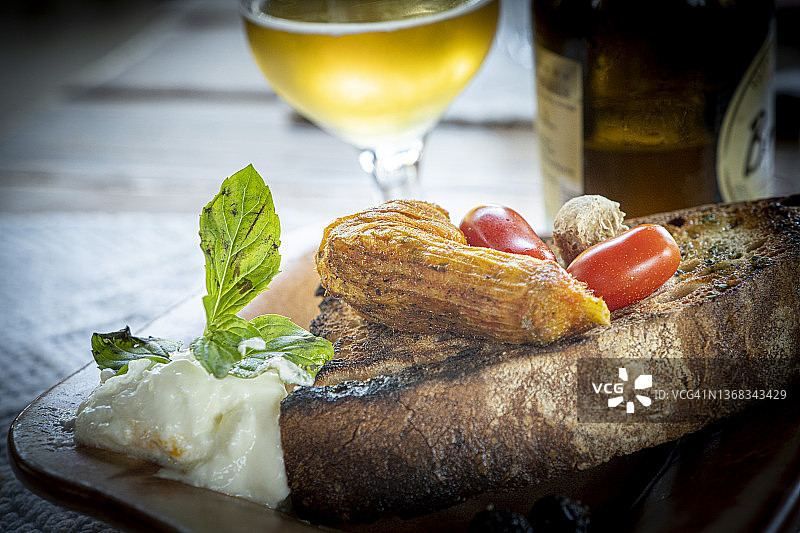 希腊西葫芦花配意式烤面包和希腊酸奶黄瓜酱图片素材