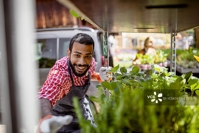 园艺中心员工工作中图片素材