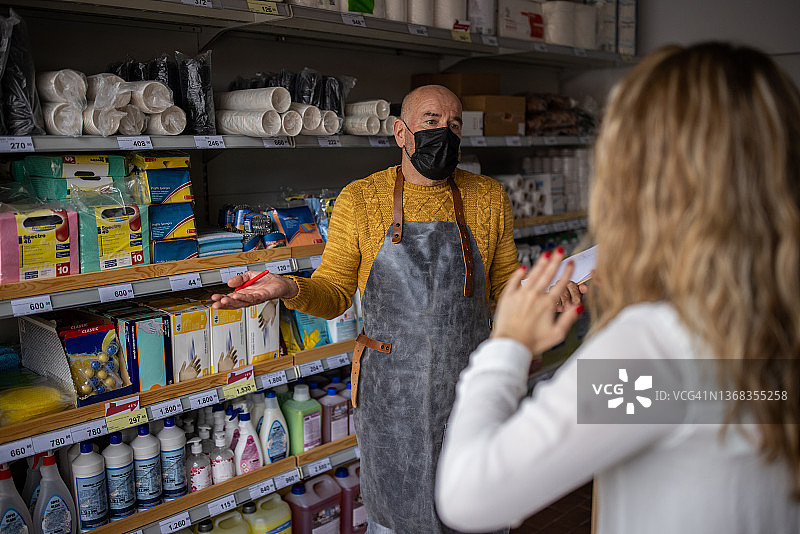 零售店里，女老板训斥男员工图片素材