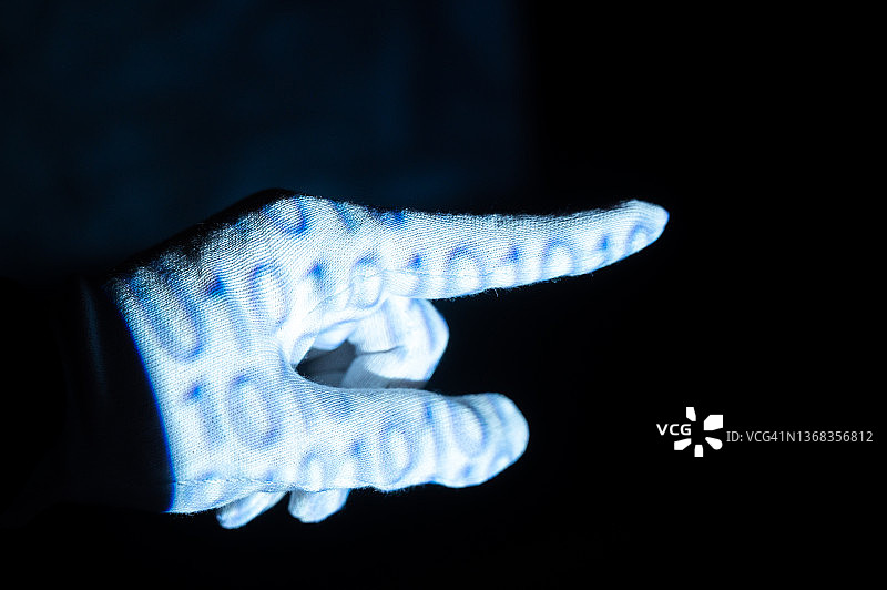 手套与二进制代码：人机交互与虚拟未来图片素材