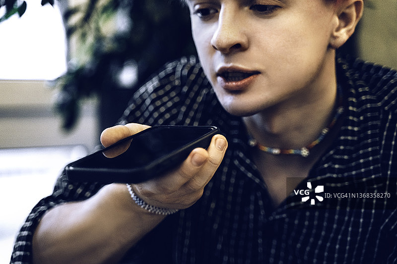 年轻英俊的潮人正在用手机录制语音信息图片素材