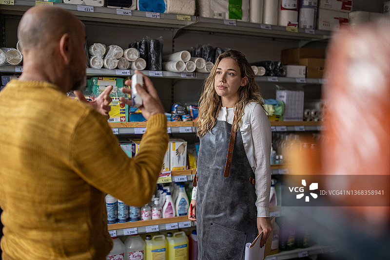 顾客在商店里与女售货员争论产品或服务图片素材