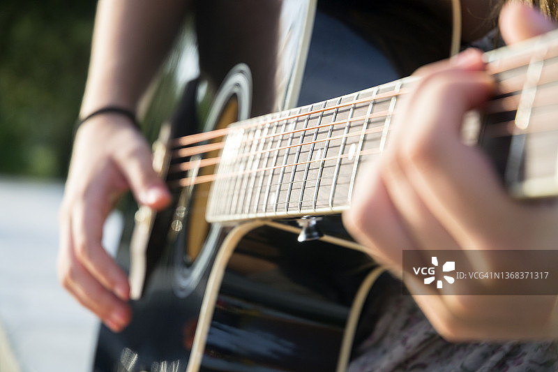 女孩弹奏原声吉他图片素材