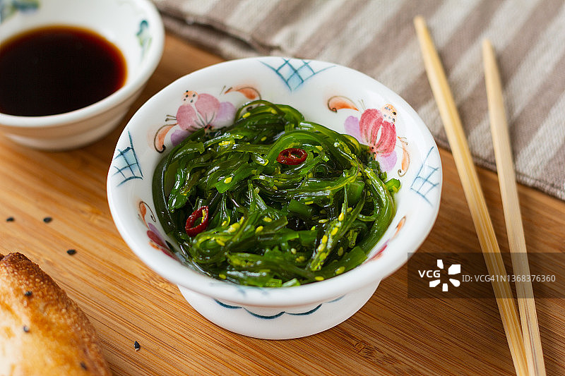 中华裙带菜海藻沙拉图片素材
