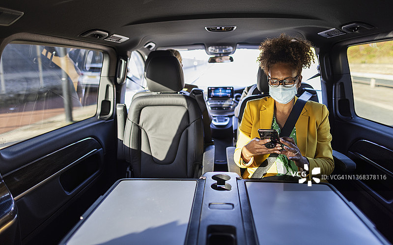 新冠疫情期间的汽车共享图片素材