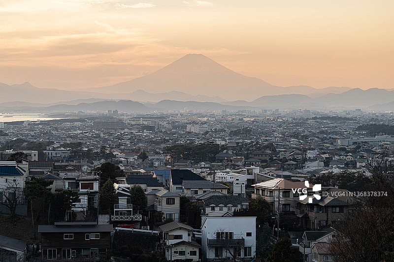日本神奈川县海边的住宅区与富士山图片素材