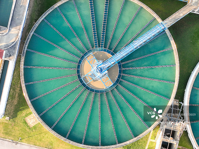 水处理厂污泥回流式固体接触澄清池航拍图图片素材