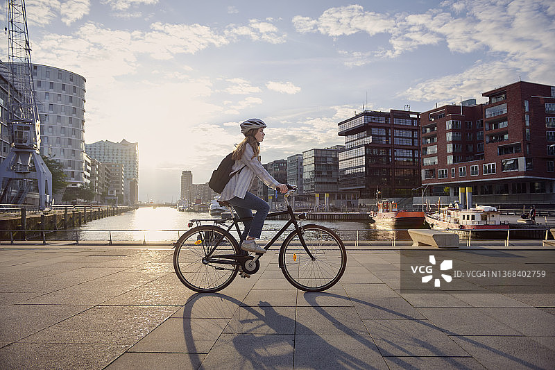 骑自行车的年轻女人图片素材
