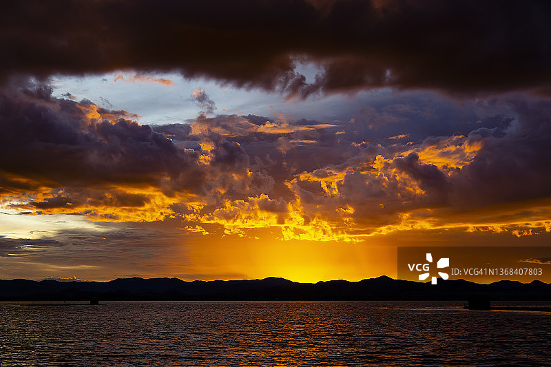 日落时分的云环图片素材