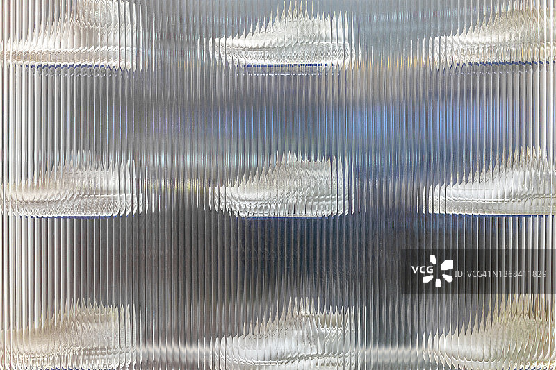 透过纹理玻璃看到的白色鞋子图片素材