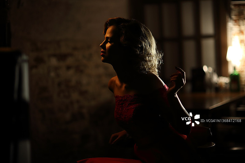 情人节，穿红色连衣裙的女孩图片素材