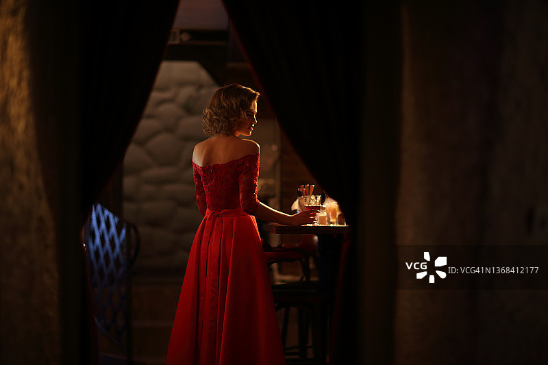 情人节酒吧女孩图片素材