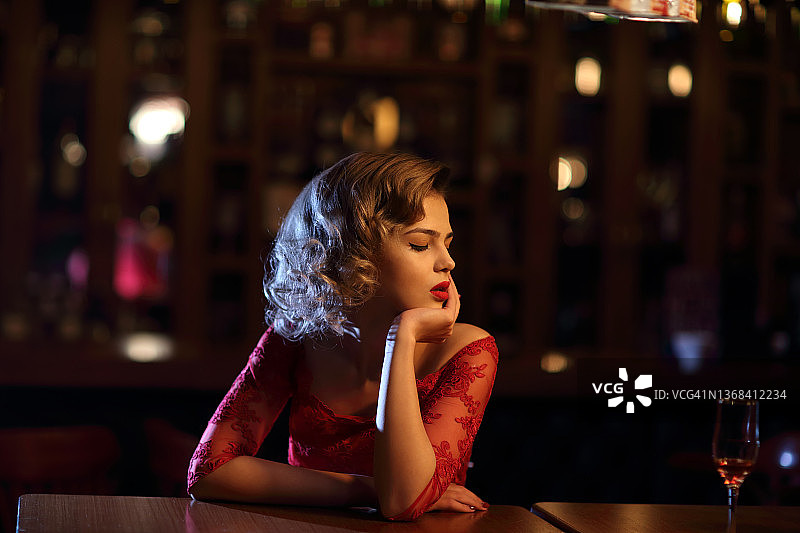 情人节，孤独的女孩图片素材