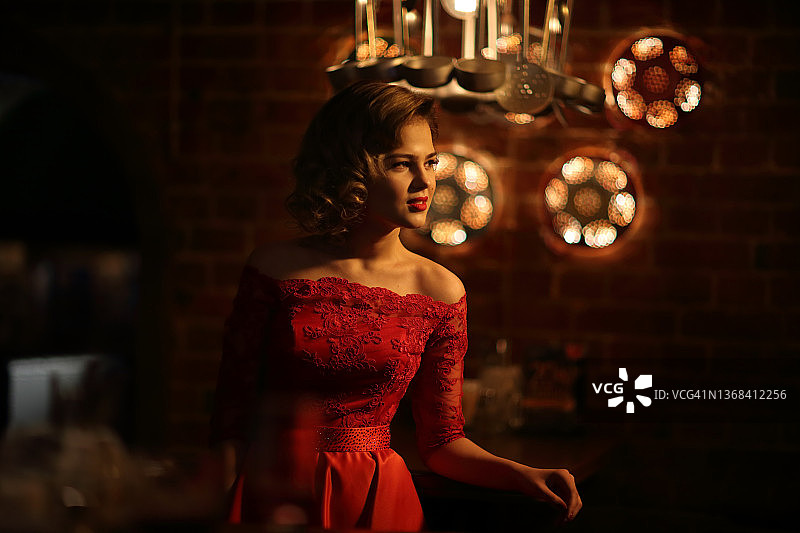 情人节，穿红色连衣裙的女孩图片素材