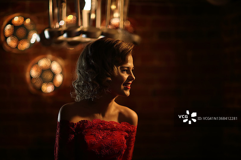 情人节，穿红色连衣裙的女孩图片素材