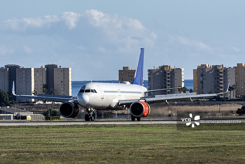空客A320客机从阿利坎特-埃尔切米格尔·埃尔南德斯机场起飞图片素材