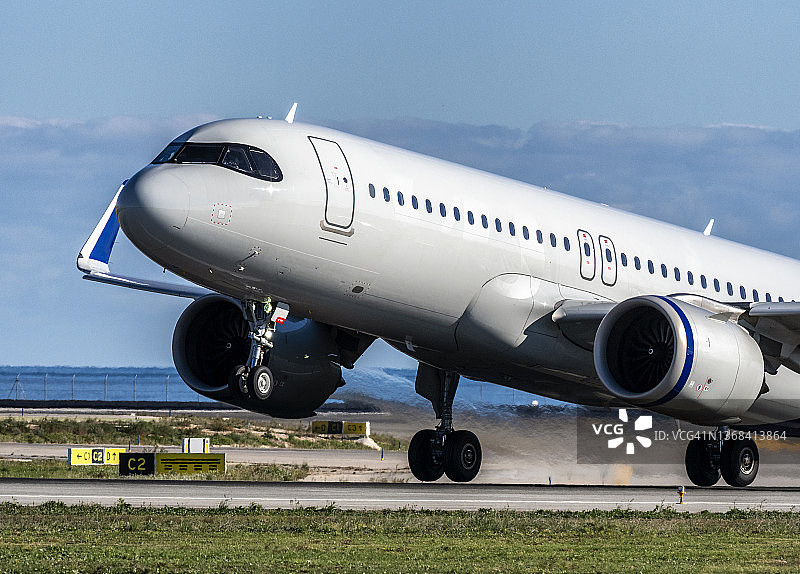 空客A320客机从阿利坎特-埃尔切米格尔·埃尔南德斯机场起飞图片素材