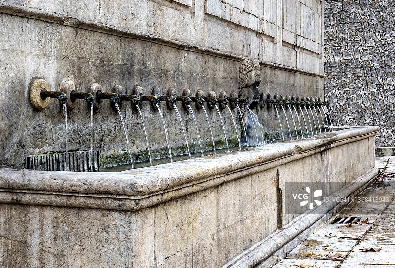 街道上的中世纪古老公共饮水喷泉图片素材