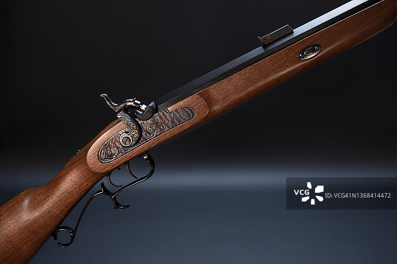 深色背景下的前膛猎枪图片素材
