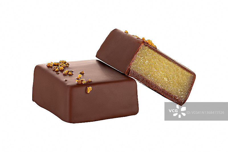 白色背景上带杏仁蛋白软糖馅的奢华手工巧克力糖果图片素材